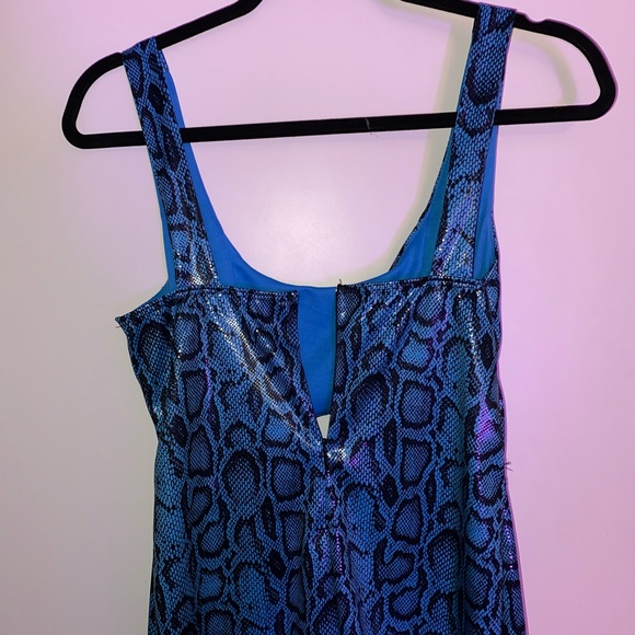 Blue snakeskin body con dress - Picture 4 of 5
